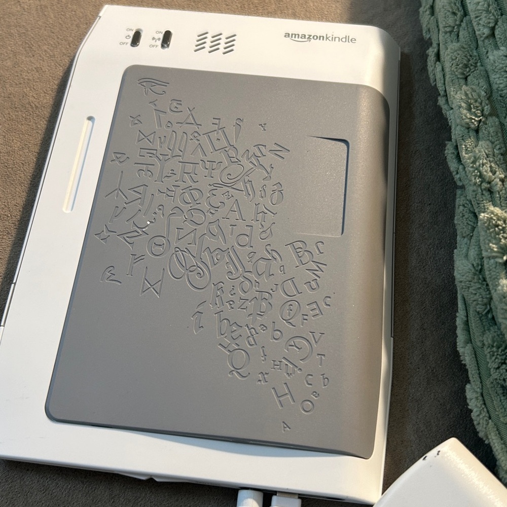 Amazon Kindle White E-Reader with QWERTY Keyboard - Picture 3 of 3